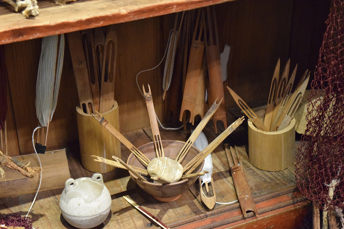 文物館內也珍藏了許多漁業相關用具如補漁網的梭針